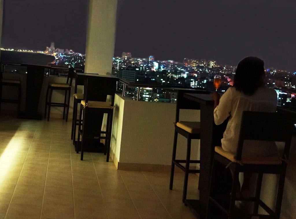 The Penthouse Above Sea Apartment Dehiwala-Mount Lavinia Exterior photo